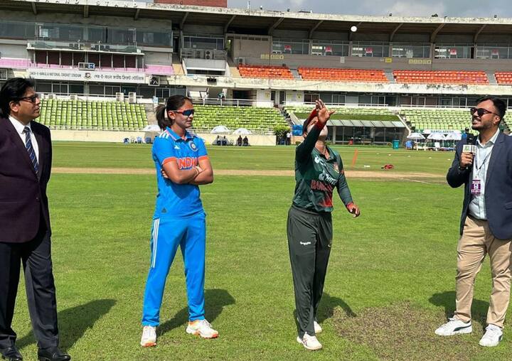 நேற்று ஷேர் பங்களா நேஷனல் ஸ்டேடியத்தில் இந்திய அணிக்கும் வங்கதேச அணிக்கும் இரண்டாவது ஒருநாள் போட்டி நடைபெற்றது. இதில் டாஸ் வென்ற வங்கதேச அணியின் கேப்டன் நிகர் சுல்தானா இந்திய அணியை முதலில் பேட்டிங் செய்ய அழைத்தார்.