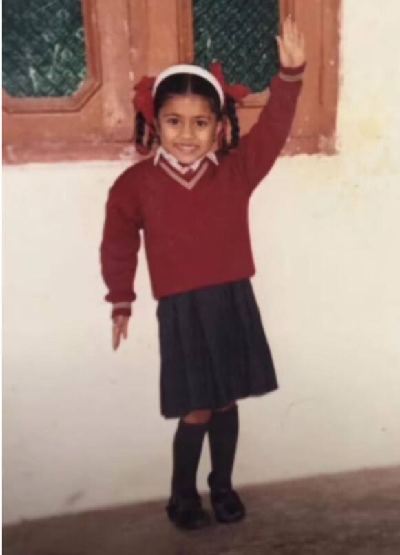 ਇਸ ਵਿਚਾਲੇ ਪੰਜਾਬੀ ਸਿਨੇਮਾ ਜਗਤ ਦੀ ਮਸ਼ਹੂਰ ਮਾਡਲ ਦੇ ਬਚਪਨ ਦੀ ਤਸਵੀਰ ਸੋਸ਼ਲ ਮੀਡੀਆ ਉੱਪਰ ਤੇਜ਼ੀ ਨਾਲ ਵਾਈਰਲ ਹੋ ਰਹੀ ਹੈ। ਜਿਸ ਨੂੰ ਪ੍ਰਸ਼ੰਸਕਾਂ ਵੱਲੋਂ ਬੇਹੱਦ ਪਸੰਦ ਕੀਤਾ ਜਾ ਰਿਹਾ ਹੈ।