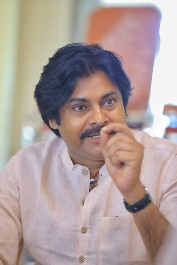 Pawan Kalyan About volunteers System | వాలంటీర్ల డాటా FOA కంపెనీకి వెళ్తుందంటూ పవన్ సంచలన వ్యాఖ్యలు