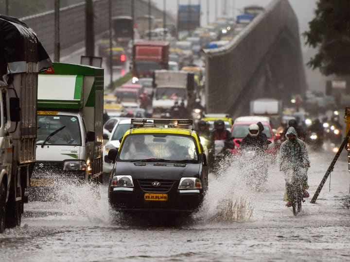 Mumbai Rain Forecast Today  IMD orange alert in 10 distirict schools and college are closed  check latest weather update Mumbai Rain: मुंबई में बारिश का सितम, मौसम विभाग ने इन 10 जिलों में जारी किया ऑरेंज अलर्ट, जानें मौसम का हाल