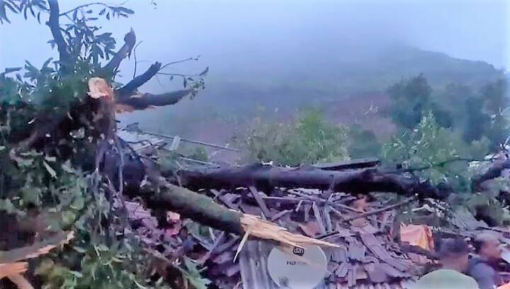 इर्शाळवाडी इथे दरड कोसळून यामध्ये 100 हून अधिक लोक अडकल्याची शक्यता वर्तवली जात आहे.