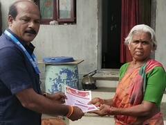 கரூரில் மகளிர் உரிமைத் தொகை டோக்கன், விண்ணப்பங்கள் வீடு வீடாகச் சென்று விநியோகம்