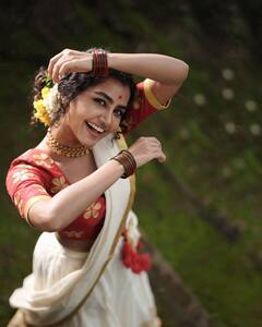 Anupama Parameswaran : 'கூந்தல் வண்ணம் மேகம் போல குளிர்ந்து நின்றது...' விதவிதமான லுக்கில் அசத்தும்  அனுபமா பரமேஸ்வரன்!