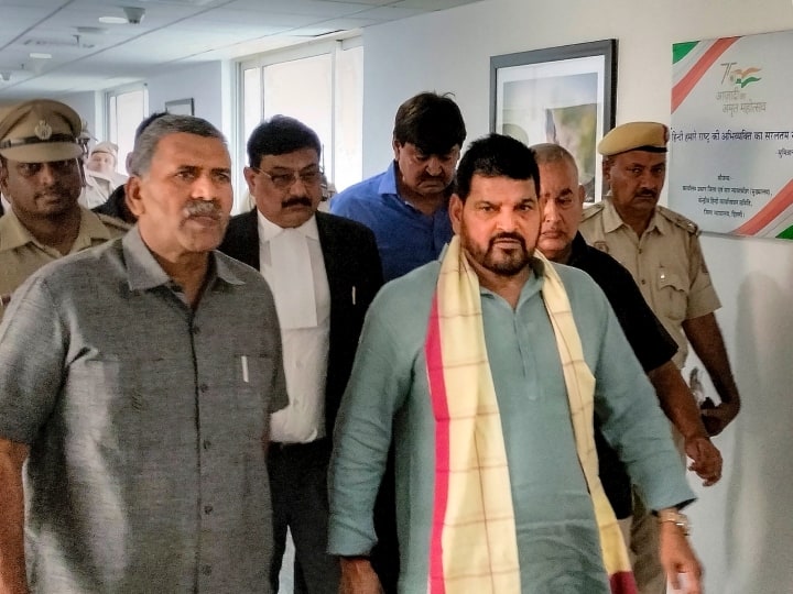 Wrestlers Harassment Case: यौन शोषण मामले में बृजभूषण शरण सिंह को होगी जेल या मिलेगी बेल? चार बजे आएगा फैसला Brij bhushan Sharan Singh be jailed or bailed in sexual harassments cases Wrestlers Harassment Case: यौन शोषण मामले में बृजभूषण शरण सिंह को होगी जेल या मिलेगी बेल? चार बजे आएगा फैसला