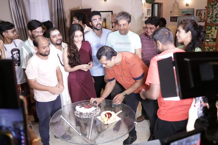 সম্প্রতি ১০০ পর্ব পার করল কালার্স বাংলার ধারাবাহিক 'রাম কৃষ্ণা'। ইন্ডোর শ্যুটিংয়ের ফাঁকে কেক কেটে ছবি তুলে হল বিশেষ সেলিব্রেশন।