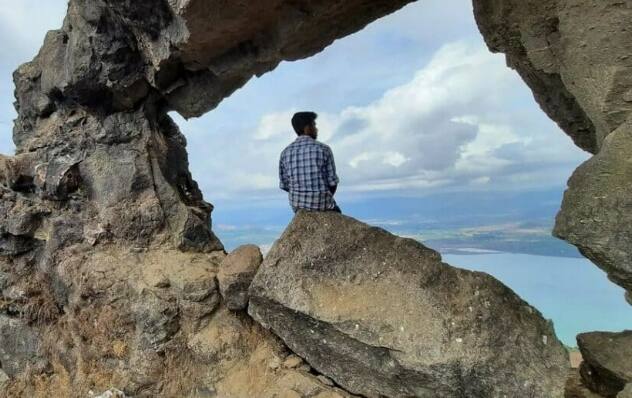 इर्शाळगडाच्या माथ्यावर जाण्यासाठी खडक फोडून वाट तयार करण्यात आली आहे. किल्ल्याच्या माथ्याचा चढ थोडा अवघड आहे.