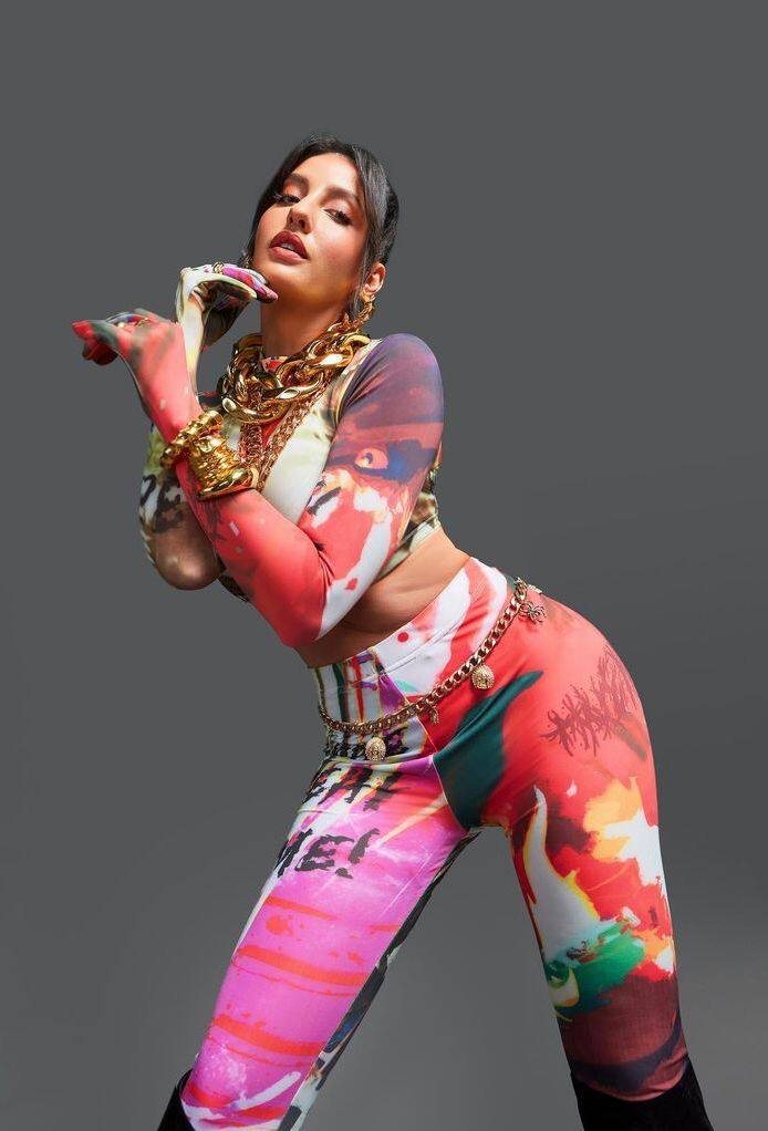 For makeup, Nora used a nude tone of lipstick, pink eyeshadow and highlighted cheeks.