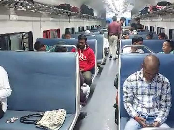 11 कोच बदलल्याने   प्रवाशांचा प्रवास आता आरामदायी झाला आहे.