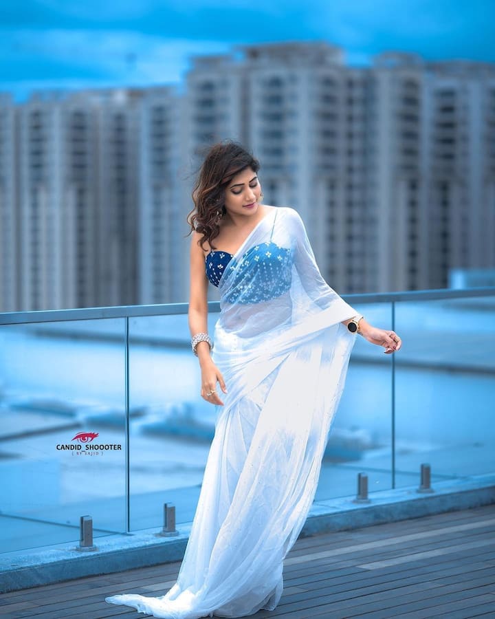 సినిమా ఛాన్సుల కోసం ఎదురు చూస్తున్న ఈ ముద్దుగుమ్మ సోషల్ మీడియాలో యాక్టివ్ గా ఉంటూ తన లేటెస్ట్ ఫోటోలను అభిమానులతో పంచుకుంటుంది.  Photo Credit: Vasanthi Krishnan/Instagram