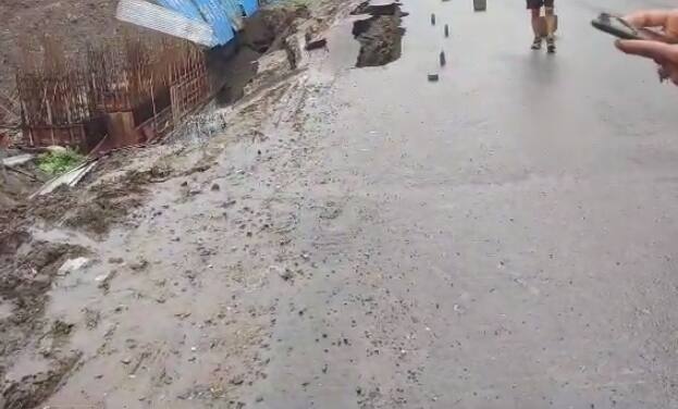 पिंपरी चिंचवडमध्ये एक रस्ता खचला आहे.