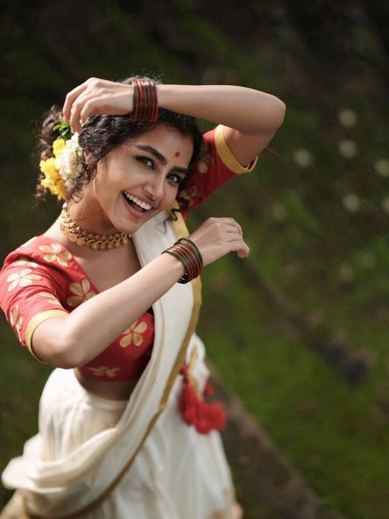 தினுசு தினுசா இருக்கே..லைக்ஸ்களை அள்ளும் அனுபமாவின் லேட்டஸ்ட் க்ளிக்ஸ்!