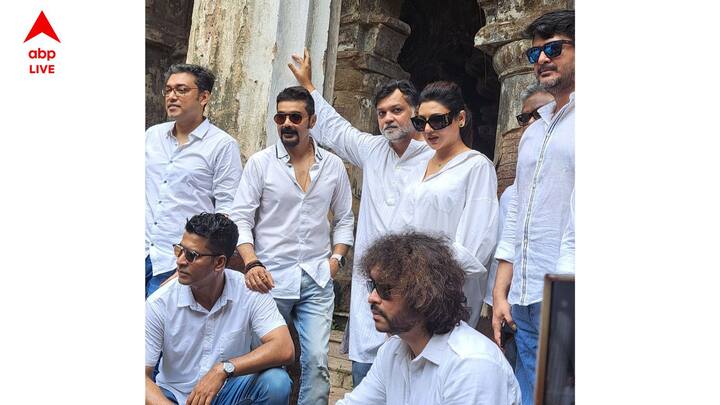 আজ, সাদা পোশাক আর নীল ডেনিমে বাগবাজারের বসুবাটিতে হাজির ছিলেন ছবির সমস্ত কলাকুশলীরা। উপলক্ষ্য... এসভিএফের প্রযোজনায় তৈরি নতুন ছবির আনুষ্ঠানিক ঘোষণা ও লোগো-প্রকাশ।