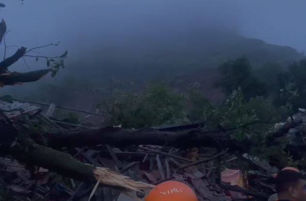 मातीच्या ढिगाऱ्याखाली अंदाजे 30 ते 40 घरातील लोक अडकल्याची माहिती मिळाली आहे. रात्री साडेदहा ते अकरा वाजण्याच्या सुमारास ही लँड्स लाईडची घटना घडली आहे.