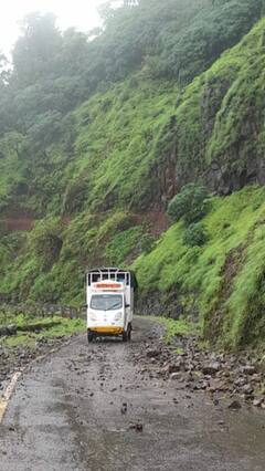 भुईबावडा घाटात दरड कोसळल्याने दगड, गोटे रस्त्यावर...