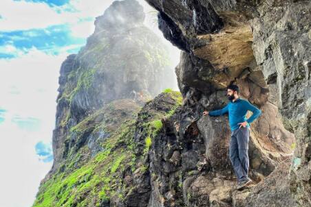 अनेक लोक इर्शाळगडावर ट्रेकिंग करण्यासाठी येतात. हा गड सर करण्यासाठी दोन तासांचा कालावधी लागतो. हा गड चढण्यासाठी प्रचंड अवघड आहे.