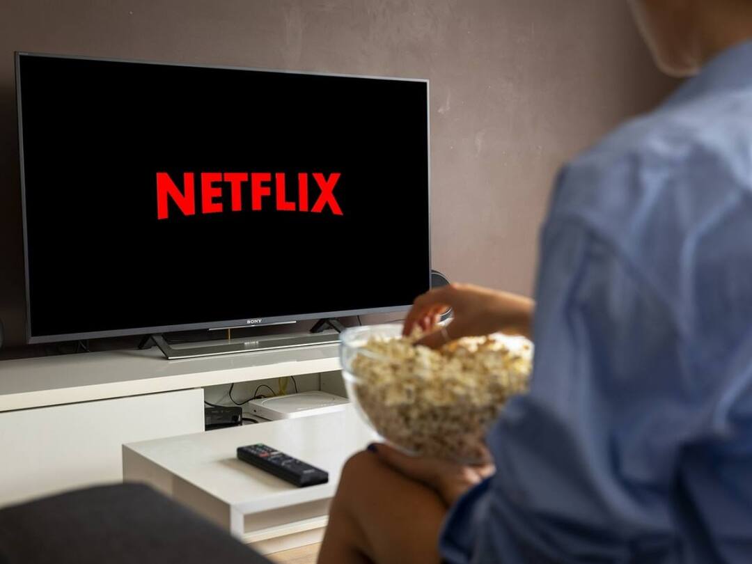 Netflix to Start Restrictions on Account and Password Sharing in India know details Netflix: ఇండియన్ యూజర్లకు నెట్ ఫ్లిక్స్ షాక్, పాస్‌వర్డ్ షేరింగ్‌పై ఇకపై కుదరదట!