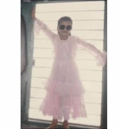 ਇਨ੍ਹਾਂ ਤਸਵੀਰਾਂ ਦੇ ਪ੍ਰਸ਼ੰਸਕ ਵਿੱਚ ਵਾਈਰਲ ਹੁੰਦੇ ਹੀ ਹਰ ਪਾਸੇ ਤਹਿਲਕਾ ਮੱਚ ਜਾਂਦਾ ਹੈ। ਦਰਅਸਲ, ਸਿਤਾਰਿਆਂ ਨੂੰ ਬਚਪਨ ਵਿੱਚ ਦੇਖ ਪ੍ਰਸ਼ੰਸਕ ਉਨ੍ਹਾਂ ਦੀ ਕਿਊਟਨੇਸ ਉੱਪਰ ਫਿਦਾ ਹੋ ਜਾਂਦੇ ਹਨ।