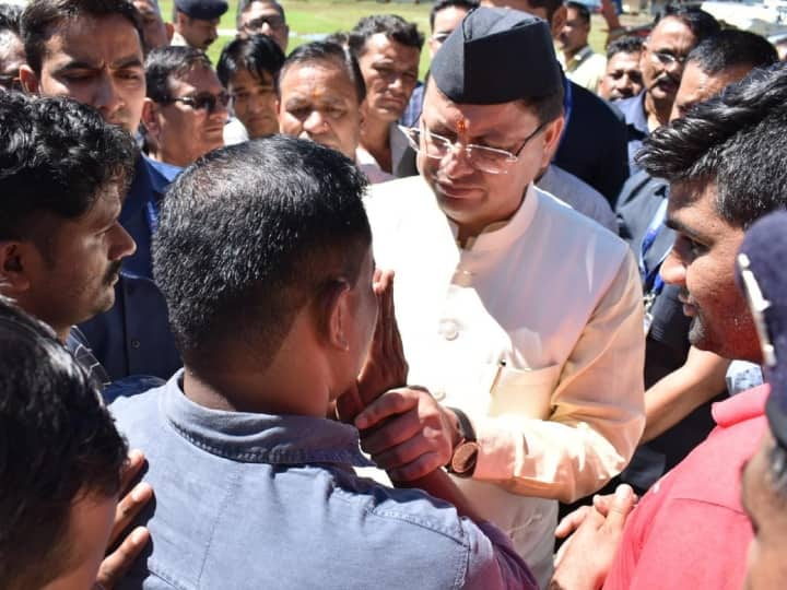 CM Pushkar Singh Dhami met the families of Chamoli accident victims, wished for the speedy recovery of the injured Chamoli Accident: चमोली हादसे के पीड़ित परिवारों से मिले CM धामी, घायलों के शीघ्र स्वस्थ होने की कामना की