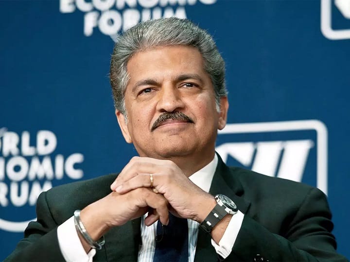 Anand Mahindra: महिंद्रा ग्रुप ने पहली बार ऑटोमोबाइल इंडस्ट्री में कारोबार शुरू किया था. इसके बाद इसमें सॉफ्टवेयर कंपनी का निर्माण हुआ है. आज महिंद्रा ग्रुप का बिजनेस 100 से अधिक देशों में फैला हुआ है और इसमें कुल 137 कंपनियां रजिस्टर हैं.