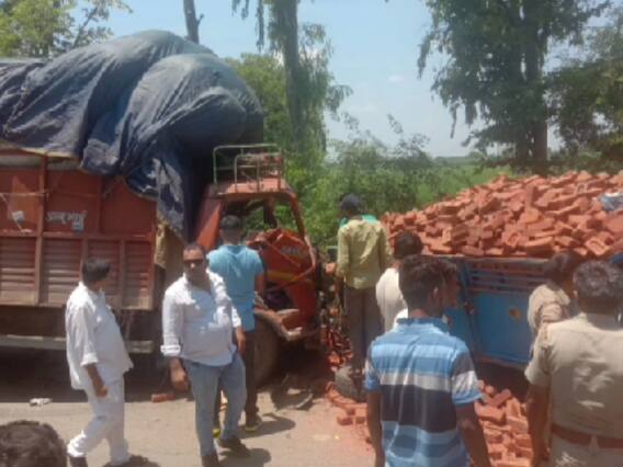 Moradabad Accident: मुरादाबाद में ईंटों से भरी ट्रैक्टर-ट्रॉली में जा घुसी DCM, दर्दनाक हादसे में चार लोगों की मौत Moradabad Accident: मुरादाबाद में ईंटों से भरी ट्रैक्टर-ट्रॉली में जा घुसी DCM, दर्दनाक हादसे में चार लोगों की मौत