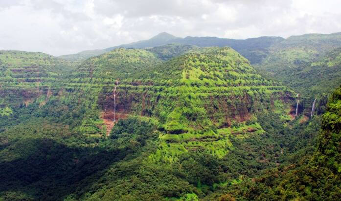 इर्शाळगड हा किल्ला माथेरानच्या दक्षिणेस आहे आणि पूर्वी या ठिकाणी राहणारे युरोपियन लोक या किल्ल्यास 'सॅडल हिल' या नावाने ओळखायचे.