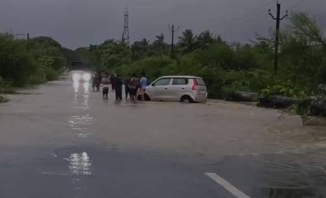 पालघर जिल्ह्यात मुसळधार पाऊस सुरु आहे. रस्त्यांना नद्यांचे स्वरुप प्राप्त झालं आहे. त्यामुळं वाहतुकीवर परिणाम झाला आहे.