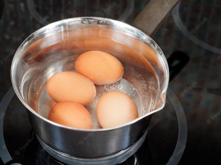 ओवरकुकिंग: किसी भी डिश को जब ज्यादा पकाया जाता है तो उसका स्वाद बिगड़ जाता है. अंडे के साथ भी कई बार लोग यही गलती करते हैं. अंडे को उबालते वक्त या पैन में गर्म करते वक्त यह ध्यान रखें कि इनको ज्यादा न उबाले और ना ही ज्यादा गर्म करें.