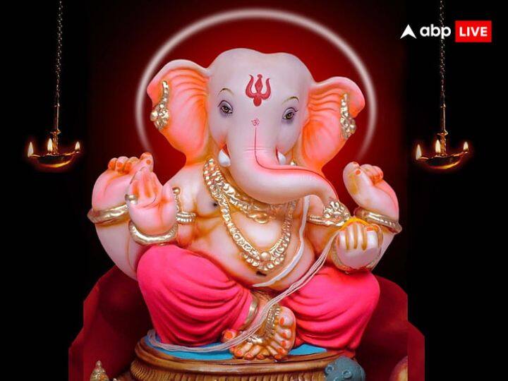 बप्पा को चंदन का तिलक लगाएं, वस्त्र, कुमकुम, धूप, दीप, लाल फूल अक्षत, पान और सुपारी अर्पित करें. मोदक या लड्डू का भोग जरूर लगाएं. इससे गणपति प्रसन्न होते हैं और भक्तों के सारे विघ्न हर लेते हैं.