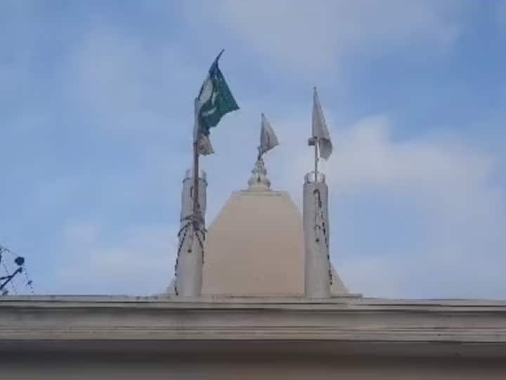 Durg Police Takes Action Against People who put Green flag on Hindu Temple 6 Arrested including 3 Minors Ann Durg: दंगा फैलाने की नीयत से मंदिर पर लगाया गया समुदाय विशेष का झंडा, तीन नाबालिग समेत 6 गिरफ्तार