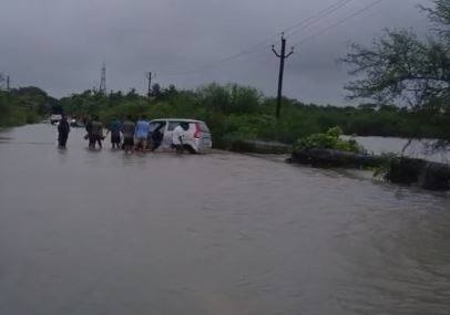जिल्ह्यात आपत्तीजनक परिस्थिती निर्माण झाली असून कंक्राडी नदीला पूर आल्याने डहाणू स्टेशन परिसरामध्ये पूरजन्य परिस्थिती निर्माण झाली आहे.