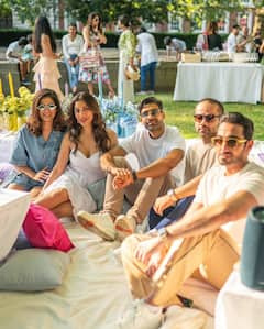 Sophie Choudry Enjoys Her London Vacay With Friends; See Pics