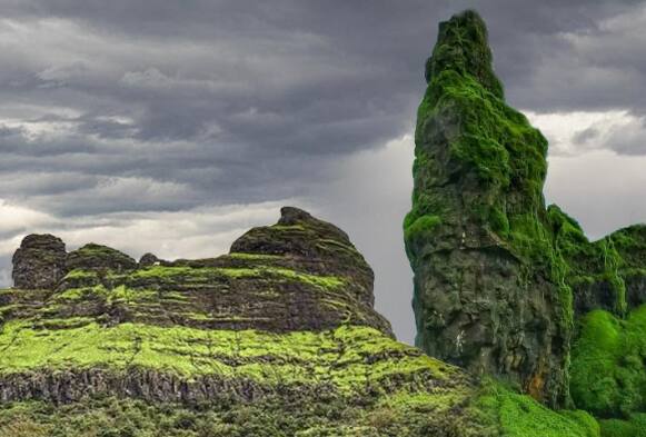 इर्शाळगड हा किल्ला रायगड जिल्ह्याच्या खालापूर तालुक्यात असून त्याची उंची 3,700 फूट आहे. मुंबई-पुणे जुना महामार्गावर चौक जवळ मोरबे धरण येथे जाण्यासाठी मार्ग आहे. याच मार्गाने पर्यटक किल्ल्याच्या पायथ्याला पोहोचतात.