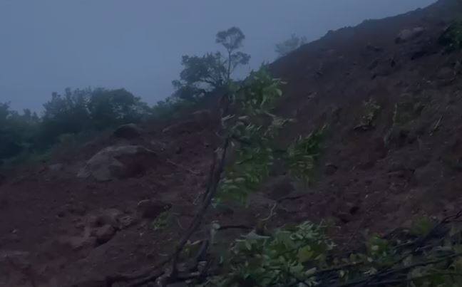 NDRF चे बचावकार्य सुरु आहे. दरम्यान, बचावकार्य सुरु असताना एका अग्निशमन विभागाच्या जवानाचा वर चढताना दम लागून मृत्यू झाला आहे.