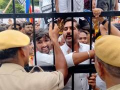 राजस्थान: उदयपुर में कलेक्ट्रेट के बाहर जमा हुए सैकड़ों जैन समाज के लोग, जमकर जताया विरोध, रखी ये बड़ी मांग