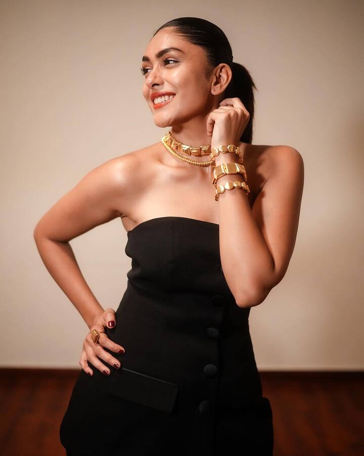 She also carried a bunch of golden bracelets by Eurumme Jewellery.