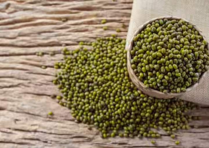 Green Moong Benefits:  हिरव्या मुगामध्ये अनेक पोषण तत्वे असतात. त्यामुळे तुमच्या शरीराला देखील अनेक फायदे मिळण्यास मदत होते.