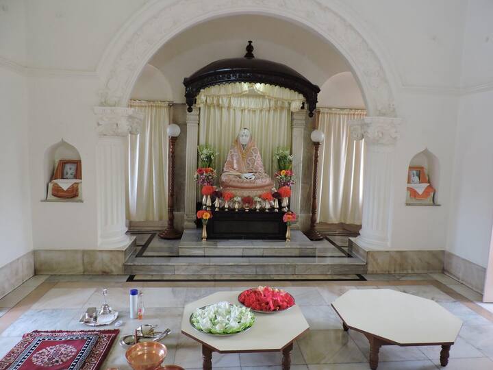 শ্রীরামকৃষ্ণের দেহত্যাগের পর সকল শিষ্যও ভক্তগণের কাছে তিনি ছিলেন পরম আশ্রয় স্থল। নিজের সাধারণ জীবনযাপনের মধ্য দিয়ে তিনি প্রমাণ করেছিলেন কীভাবে জীবন যাপন করা উচিত, কীভাবে সংসারের মধ্যে থেকেও ভগবানের নামজপ করা যায়। ছবিসূত্র- জয়রামবাটী/অফিসিয়াল সাইট