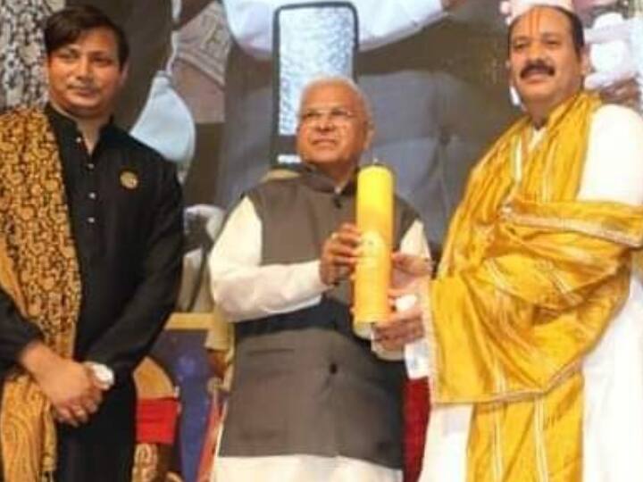 MP News: पंडित प्रदीप मिश्रा सहित 16 विभूतियों को 'चेंपियंस ऑफ चेंज मध्य प्रदेश' सम्मान, ये लोग किए गए सम्मानित Governor Mangubhai Patel gave 'Champions of Change Madhya Pradesh' award to 16 personalities including Pantit Pradeep Mishra ANN MP News: पंडित प्रदीप मिश्रा सहित 16 विभूतियों को 'चेंपियंस ऑफ चेंज मध्य प्रदेश' सम्मान, ये लोग किए गए सम्मानित