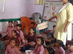 प्राथमिक विद्यालय में क्षमता से तीन गुना अधिक बैठ रहे बच्चे, गर्मी और उमस से बिगड़ी हालत