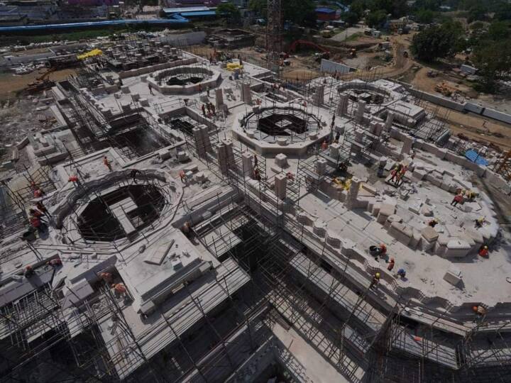 Ram Mandir: श्री राम जन्मभूमि मंदिर के पहले तल का निर्माण कार्य पूरा हो चुका है. तीन मंजिला इस भव्य मंदिर का निर्माण कार्य और अयोध्या का विकास ढाचा साल 2025 तक पूरा होने की उम्मीद है.