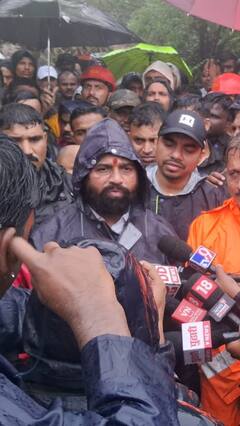 चिखलातून वाट काढत एकनाथ शिंदे इर्शाळवाडीत...