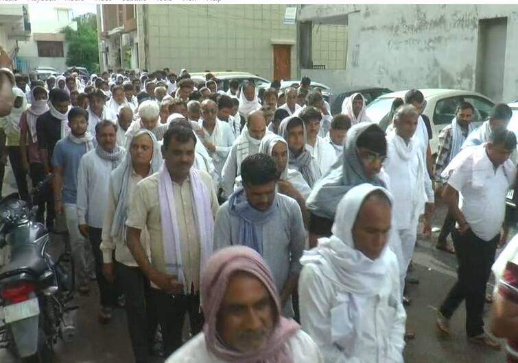 The Funeral of Botad youths who died in the ISKCON bridge accident were performed Iskcon Bridge Accident: ઈસ્કોન બ્રિજ અકસ્માતમાં મોતને ભેટેલા બોટાદના યુવકોના મૃતદેહ ઘરે પહોંચ્યા,અંતિમ સંસ્કારમાં ગામ આખું હિબકે ચડ્યું