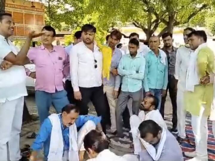 Mahoba village heads protest against non-payment of MNREGA ann Mahoba News: महोबा में इस बात को लेकर भड़के ग्राम प्रधान, बीडीओ दफ्तर पर प्रदर्शन, गेट पर जड़ दिया ताला