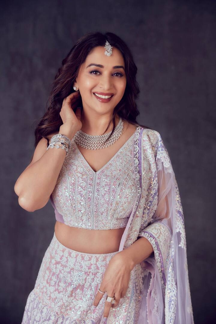 इसके पीछे की वजह ये बताई जाती है कि उस वक्त माधुरी का अफेयर संजय दत्त से चल रहा था. ऐसे में सुभाष घई को दोनों की नजदीकियों का असर पर फिल्म पर पड़ता हुआ नजर आ रहा था. उन्हें डर था कि कहीं फिल्म के बीच माधुरी प्रेग्नेंट ना हो जाएं.