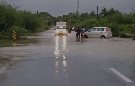 पालघर (Palghar) जिल्ह्यात काल सकाळपासून जोरदार पाऊस कोसळत आहे. या पावसामुळं जिल्ह्यात विविध ठिकाणी जनजीवन हे विस्कळीत झाले आहे.