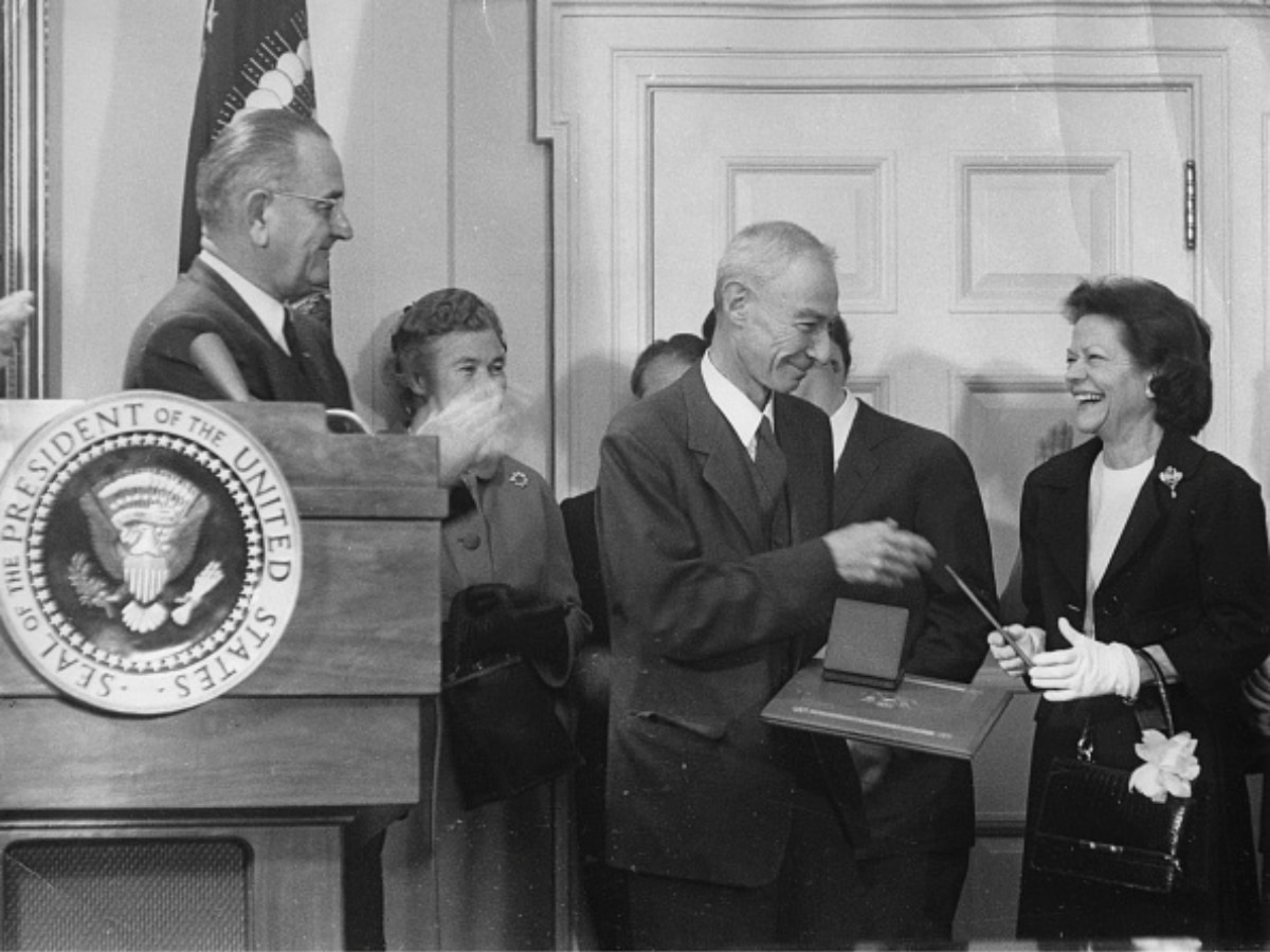 Oppenheimer was awarded the Enrico Fermi Award of the AEC in 1963. (Photo: Getty)