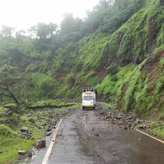 Sindhudurg : सिंधुदुर्गातील वैभववाडी मधील भुईबावडा घाटात दरड कोसळल्याने दगड, गोटे रस्त्यावर...