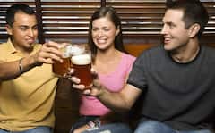 Health Tips: जेवणाआधी दारु प्यावी की नंतर? दारु पिणाऱ्यांनो एकदा वाचाच...