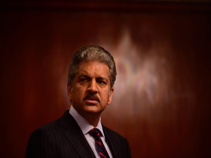 Anand Mahindra Net Worth: आनंद महिंद्रा देश के मशहूर उद्योगपति है. वह महिंद्रा ग्रुप के चेयरमैन हैं और करोड़ों के मालिक हैं.