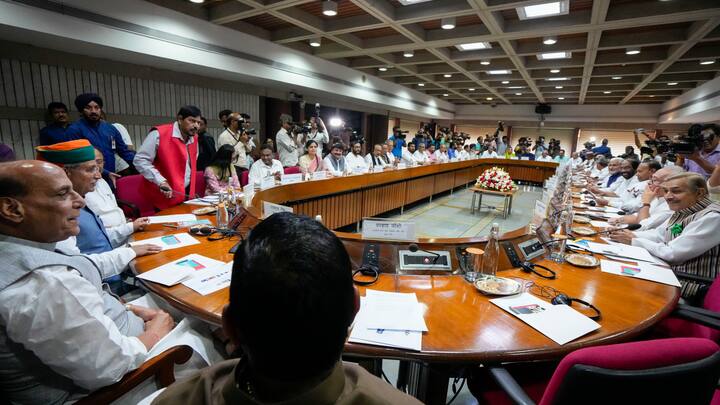 বৈঠকে যোগ দিয়েছিলেন ৩৪টি দলের ৪৪ জন নেতা। অধিবেশনের কাজকর্ম যাতে নির্বিঘ্নে চলে সেই জন্য়ই বৈঠক।